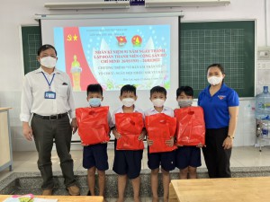 LỄ TRAO QUÀ CHO HỌC SINH KHÓ KHĂN VƯƠN LÊN HỌC TỐT