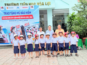 CHƯƠNG TRÌNH TRAO TẶNG MŨ BẢO HIỂM CHO HỌC SINH LỚP 1