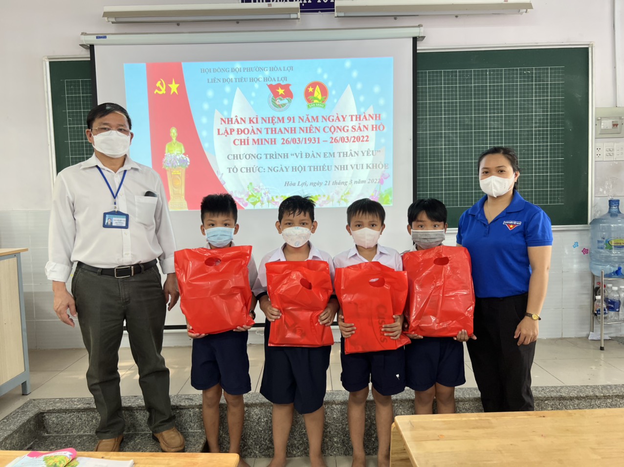 LỄ TRAO QUÀ CHO HỌC SINH KHÓ KHĂN VƯƠN LÊN HỌC TỐT