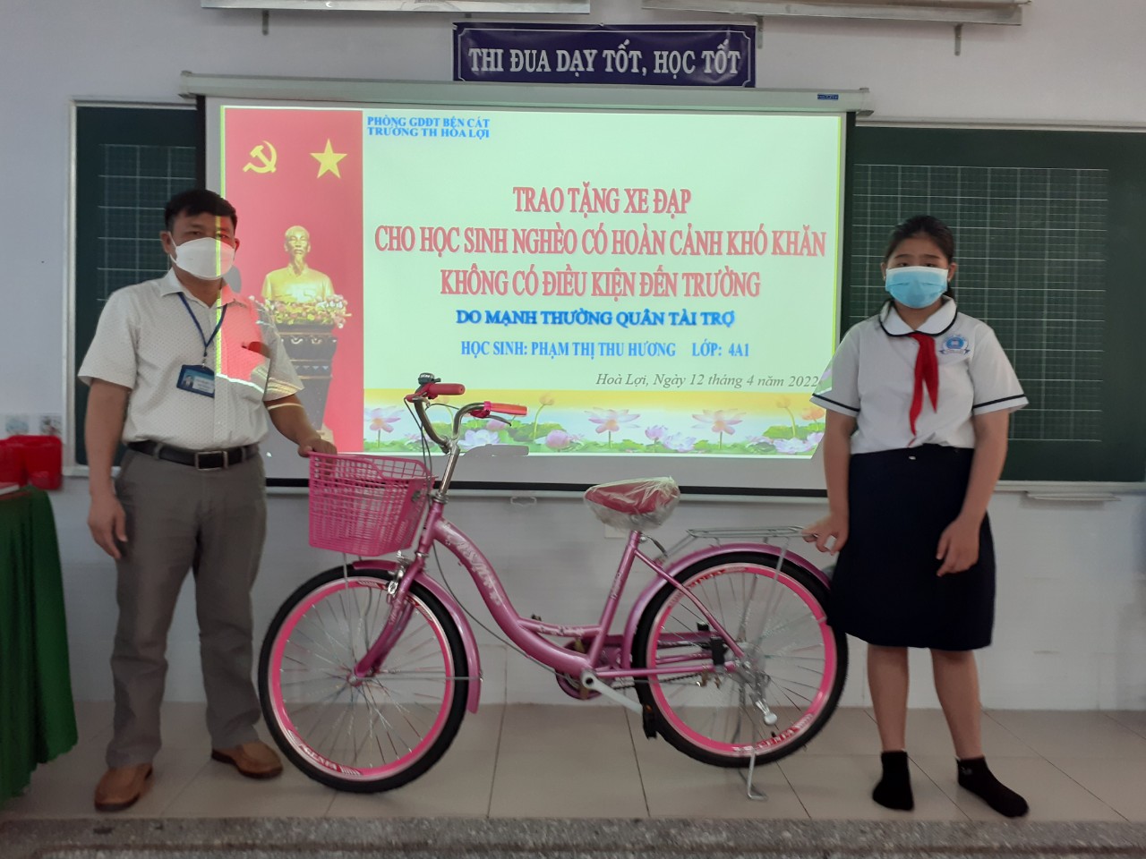 TRAO TẶNG XE ĐẠP CHO HỌC SINH NGHÈO CÓ HOÀN CẢNH KHÓ KHĂN KHÔNG ĐỦ ĐIỀU KIỆN ĐẾN TRƯỜNG