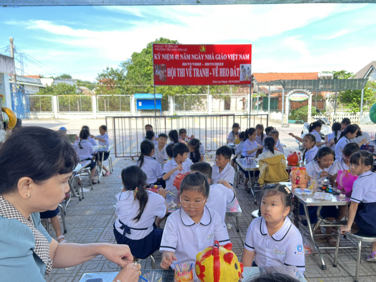LIÊN ĐỘI TRƯỜNG TIỂU HỌC HÒA LỢI TỔ CHỨC HOẠT ĐỘNG TRẢI NGHIỆM QUA HỘI THI TRANG TRÍ HEO ĐẤT - VẼ TRANH VỚI CHỦ ĐỀ" TRI ÂN THẦY CÔ GIÁO"