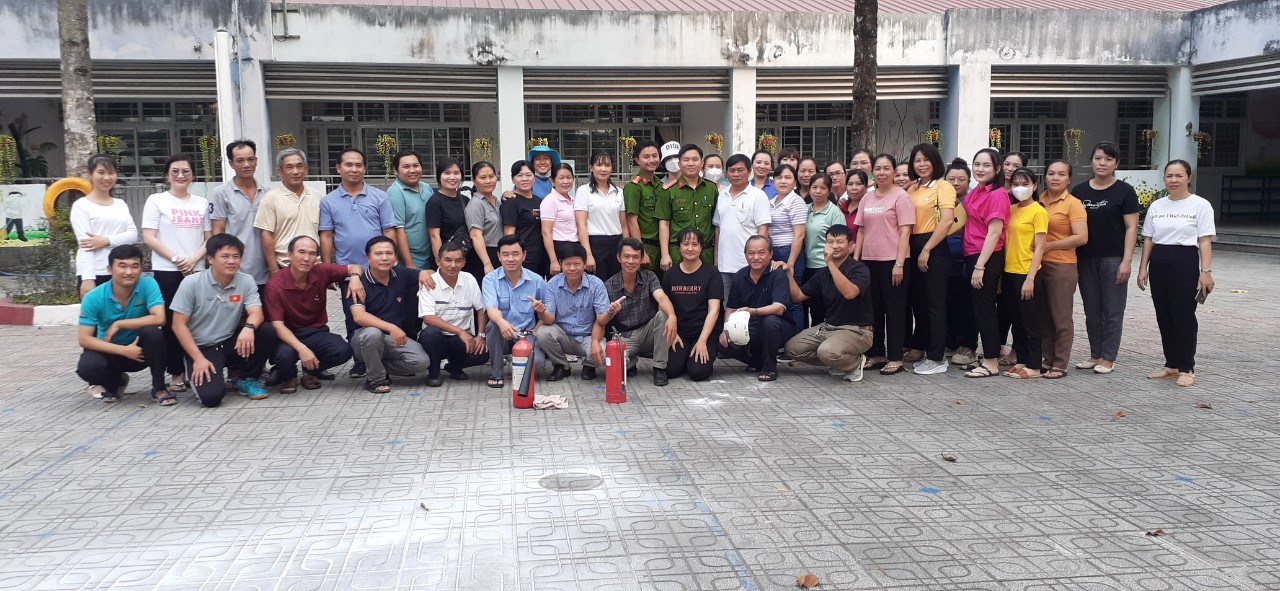 TRƯỜNG TIỂU HỌC HÒA LỢI TẬP HUẤN CÔNG TÁC PHÒNG CHÁY CHỮA CHÁY