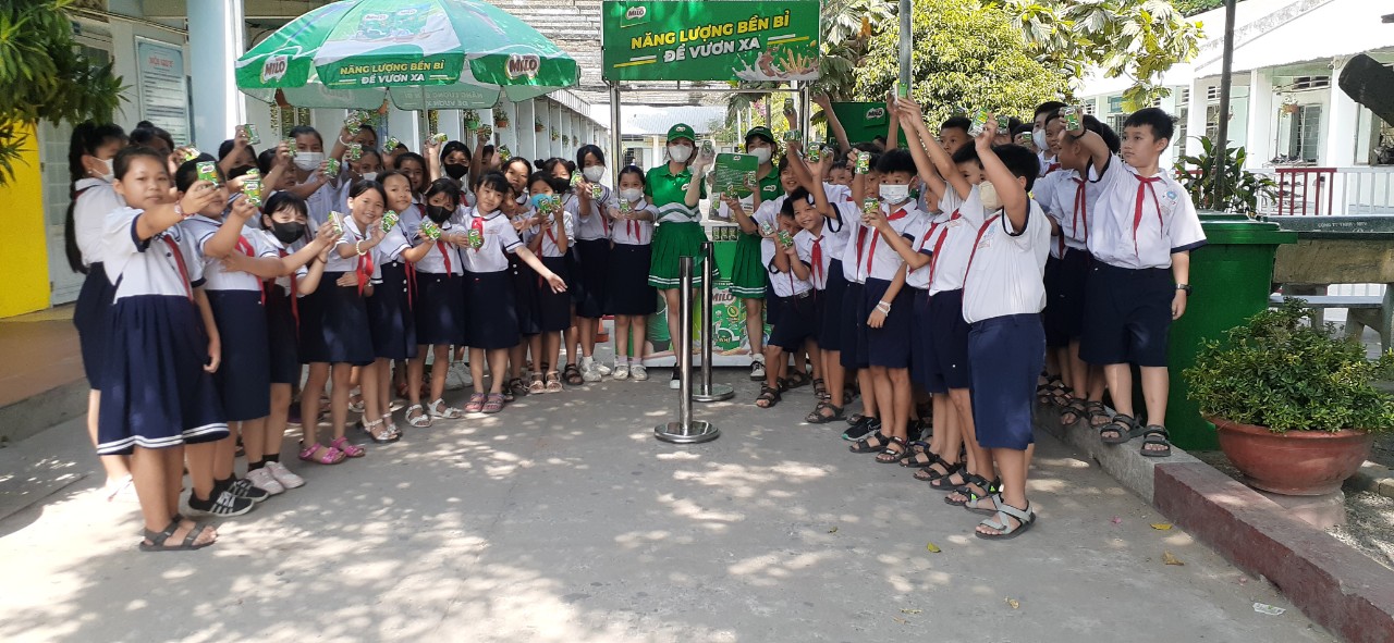 CÔNG TY MILO PHÁT SỮA CHO HỌC SINH TRƯỜNG TIỂU HỌC HÒA LỢI