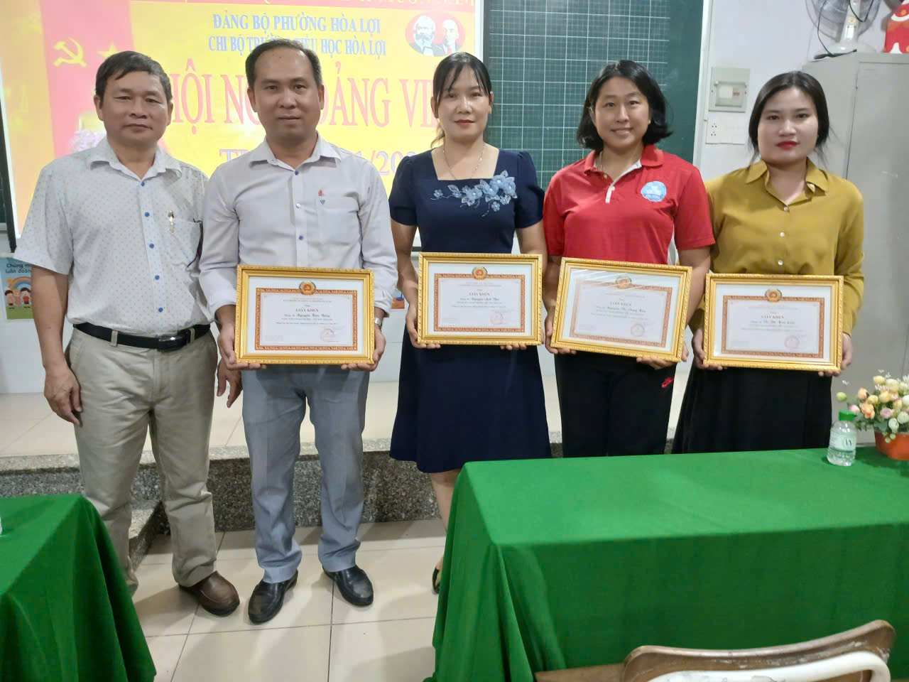 CHÚC MỪNG ĐẢNG VIÊN CHI BỘ TRƯỜNG TIỂU HỌC HÒA LỢI ĐẠT TIÊU CHUẨN “HOÀN THÀNH XUẤT SẮC NHIỆM VỤ” NĂM 2025.