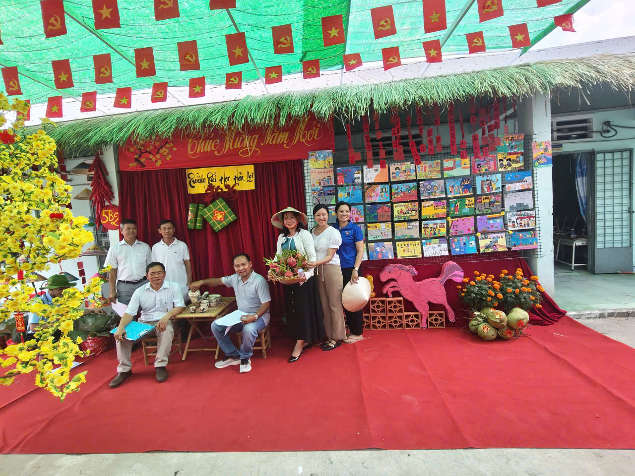 HOẠT ĐỘNG TRẢI NGHIỆM "CHA MẸ CÙNG CON TRANG TRÍ MAI - ĐÀO NGÀY TẾT"